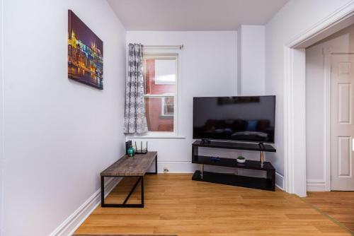 Apartamento Cozy & Warm 2bd King Apt, Steps From Byward Market!