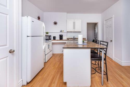 Apartamento Cozy & Warm 2bd King Apt, Steps From Byward Market!