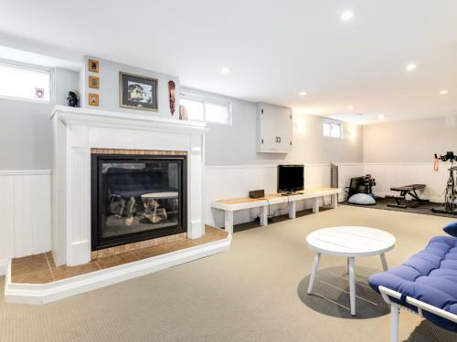 Comfortable Family Home With Updated Spacious Kitchen!