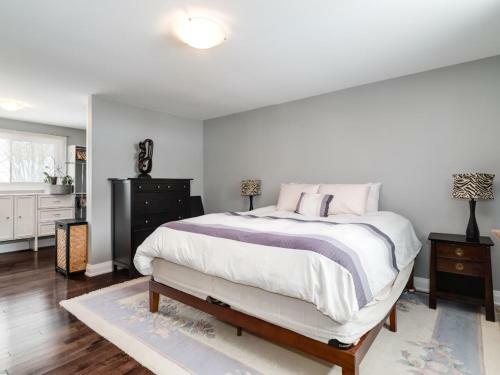 Comfortable Family Home With Updated Spacious Kitchen!