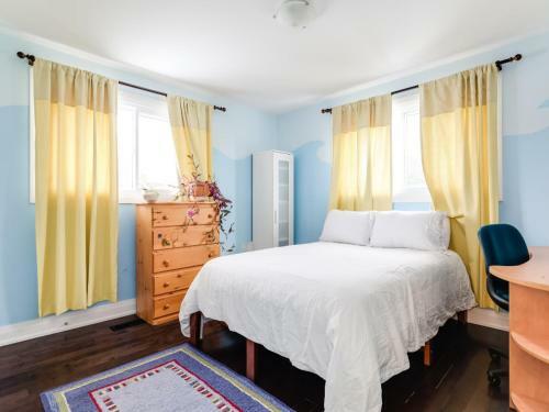 Comfortable Family Home With Updated Spacious Kitchen!