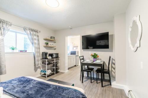 Studio Apartment - Newly Renovated - Prime Walk Score