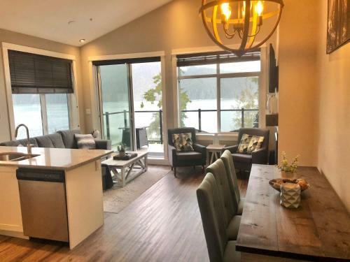 Sandy Feet Retreat Port Renfrew- Oceanfront 2br Modern Cottage