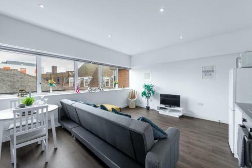 Homely - Watford Central Apartments (warner Bros Studio)
