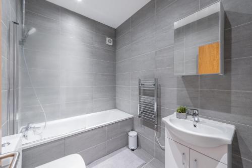 Homely - Watford Central Apartments (warner Bros Studio)