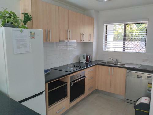 Fantastic 2brm Absolute Beachfront Apartment, Hedges Avenue Mermaid Beach