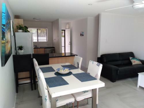 Fantastic 2brm Absolute Beachfront Apartment, Hedges Avenue Mermaid Beach