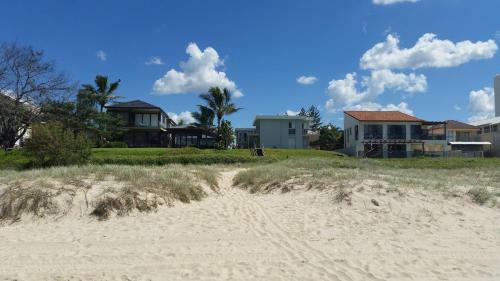 Fantastic 2brm Absolute Beachfront Apartment, Hedges Avenue Mermaid Beach