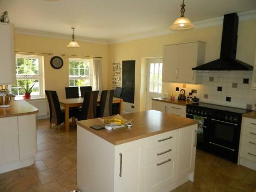 Swimming Pool House In West Chinnock