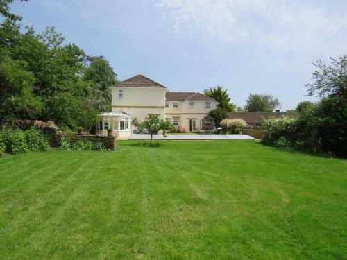 Swimming Pool House In West Chinnock