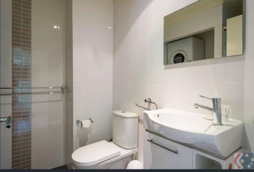 Gorgeous 4 Bed Beachside Apartment - Diamond Beach Resort