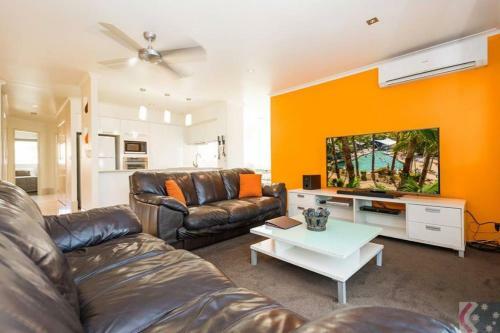 Gorgeous 4 Bed Beachside Apartment - Diamond Beach Resort