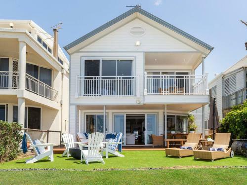 Villa Absolute Beachfront Family Size Home
