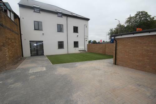 Holden Court Apartments -apt 4