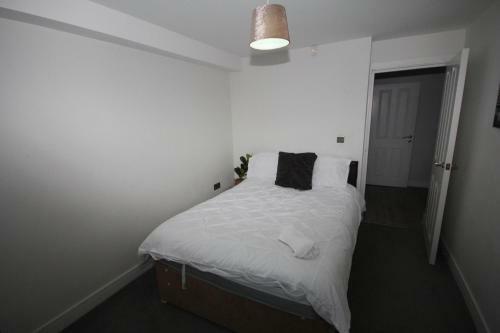 Holden Court Apartments -apt 4