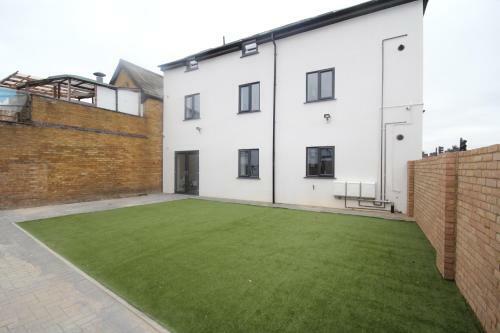 Holden Court Apartments - Apt 3