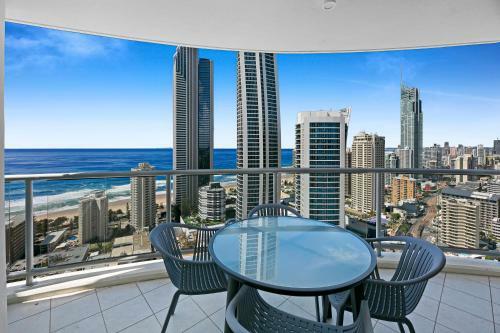 Chevron Renaissance 3 Bed Apartment By Vaun