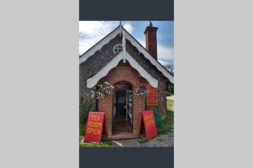 Hoxne House Weybourne Sleeps 14