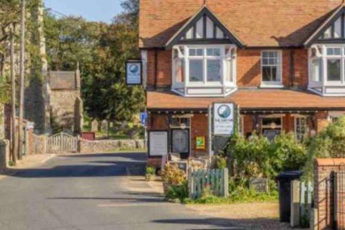 Hoxne House Weybourne Sleeps 14