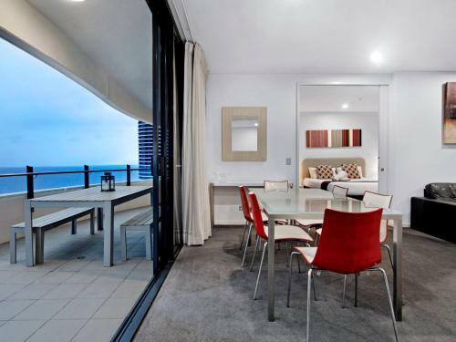 Luxury Ocean View Apartment At Wave Broadbeach