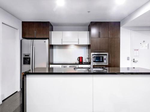 Luxury Ocean View Apartment At Wave Broadbeach
