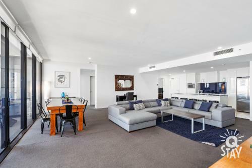 Apartamento Circle On Cavill ? 4 Bedroom Sub Penthouse Full Ocean View!