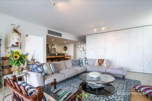 Luxe 3 Bedroom Rooftop Beachside Apartment