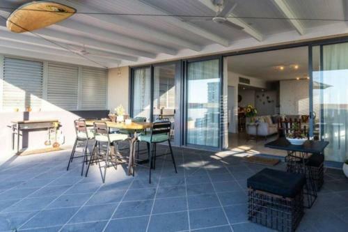 Luxe 3 Bedroom Rooftop Beachside Apartment