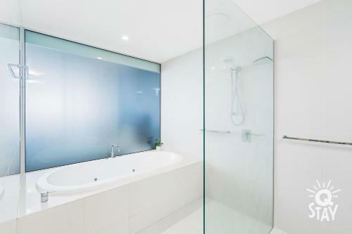Apartamento Circle On Cavill 2 Bedroom Spa Ocean View ? Q Stay