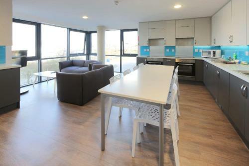 Student Only - Cosy Ensuite Bedroom In A Shared Apartment - Collegiate Riverside Way