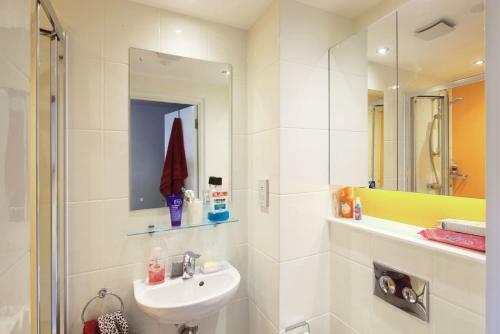 Student Only - Cosy Ensuite Bedroom In A Shared Apartment - Collegiate Riverside Way
