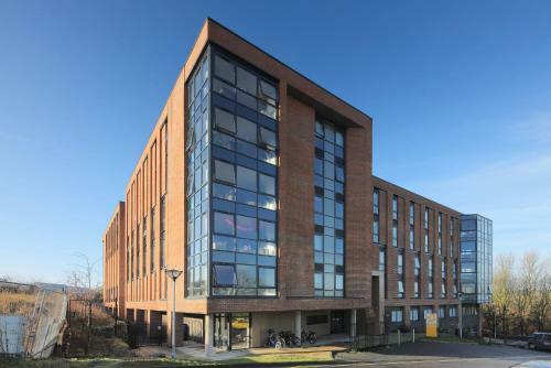 Student Only - Cosy Ensuite Bedroom In A Shared Apartment - Collegiate Riverside Way