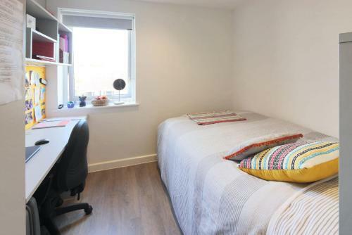 Student Only - Cosy Ensuite Bedroom In A Shared Apartment - Collegiate Riverside Way