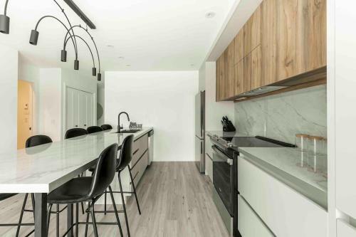 Suite Luxueuse Vue Sur Lac Centre Ville- Suites 68