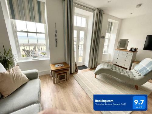Beachfront With Balcony 1st Floor Apartment "the Beaches"