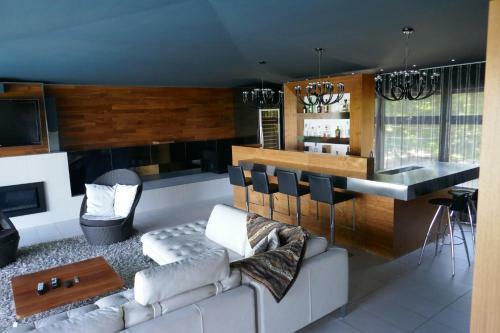 Contemporary Style With Amazing View 3-4 Br