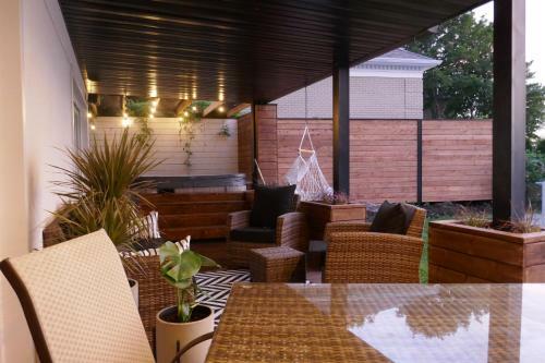 Contemporary Style With Amazing View 3-4 Br
