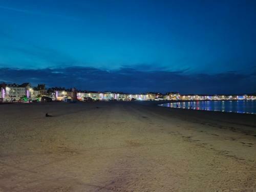 Sunrise View - Beachfront Apartment, Weymouth