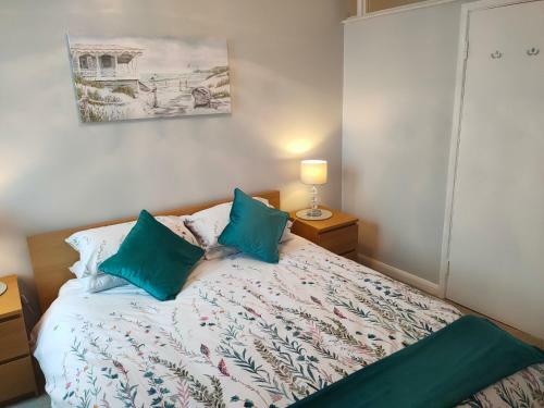 Sunrise View - Beachfront Apartment, Weymouth