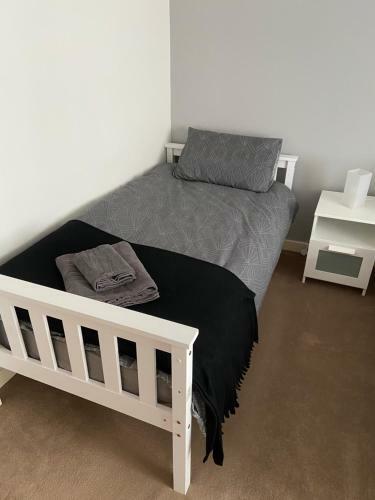 Cosy 3-bedroom House, Stones Throw To Beach
