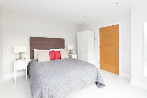 Stunning Central Windsor Town House With Parking