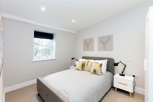 Stunning Central Windsor Town House With Parking