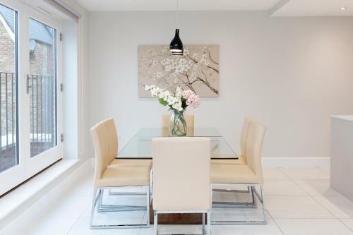 Stunning Central Windsor Town House With Parking