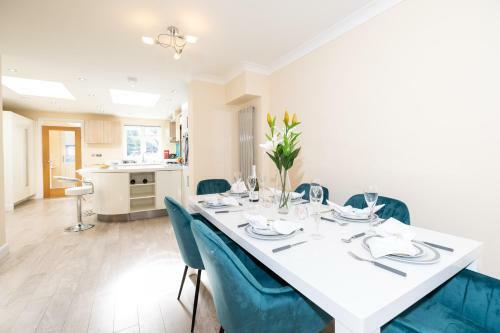 Central Windsor Stunning 4 Bedroom Spacious Modern House