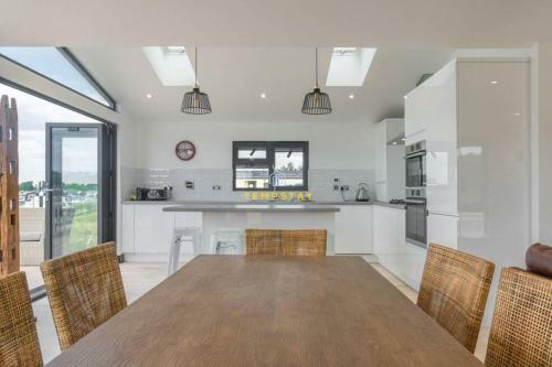 Luxury Lodge River Thames - Windsor Marina - Parking