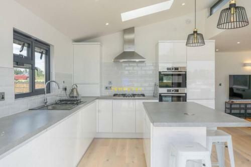 Luxury Lodge River Thames - Windsor Marina - Parking