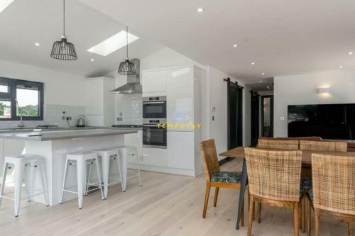 Luxury Lodge River Thames - Windsor Marina - Parking