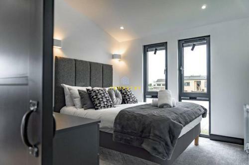 Luxury Lodge River Thames - Windsor Marina - Parking