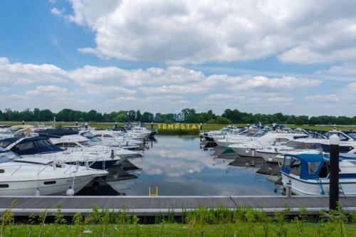 Luxury Lodge River Thames - Windsor Marina - Parking