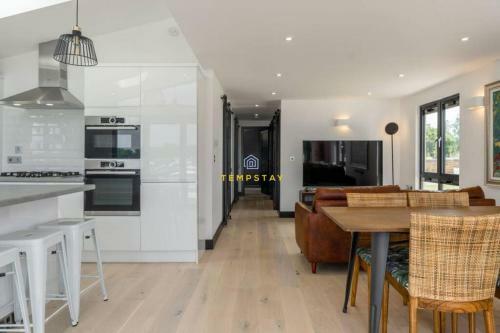 Luxury Lodge River Thames - Windsor Marina - Parking